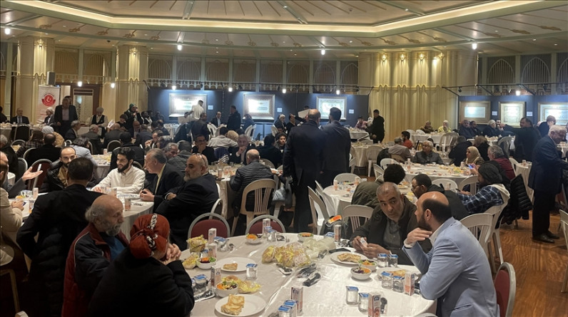 مئات العرب يجتمعون على مائدة إفطار في إسطنبول